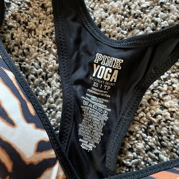 2 New Victoria Secret Pink formed padded sports bra xs multicolor tiger Love - Picture 5 of 7